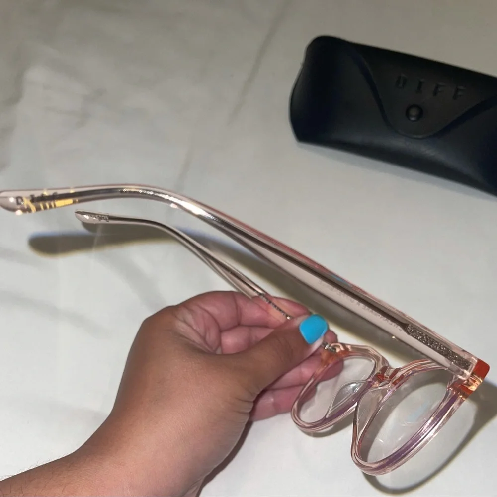 Diff Eyewear Women's Translucent Pink Round Square Glasses with Black Case